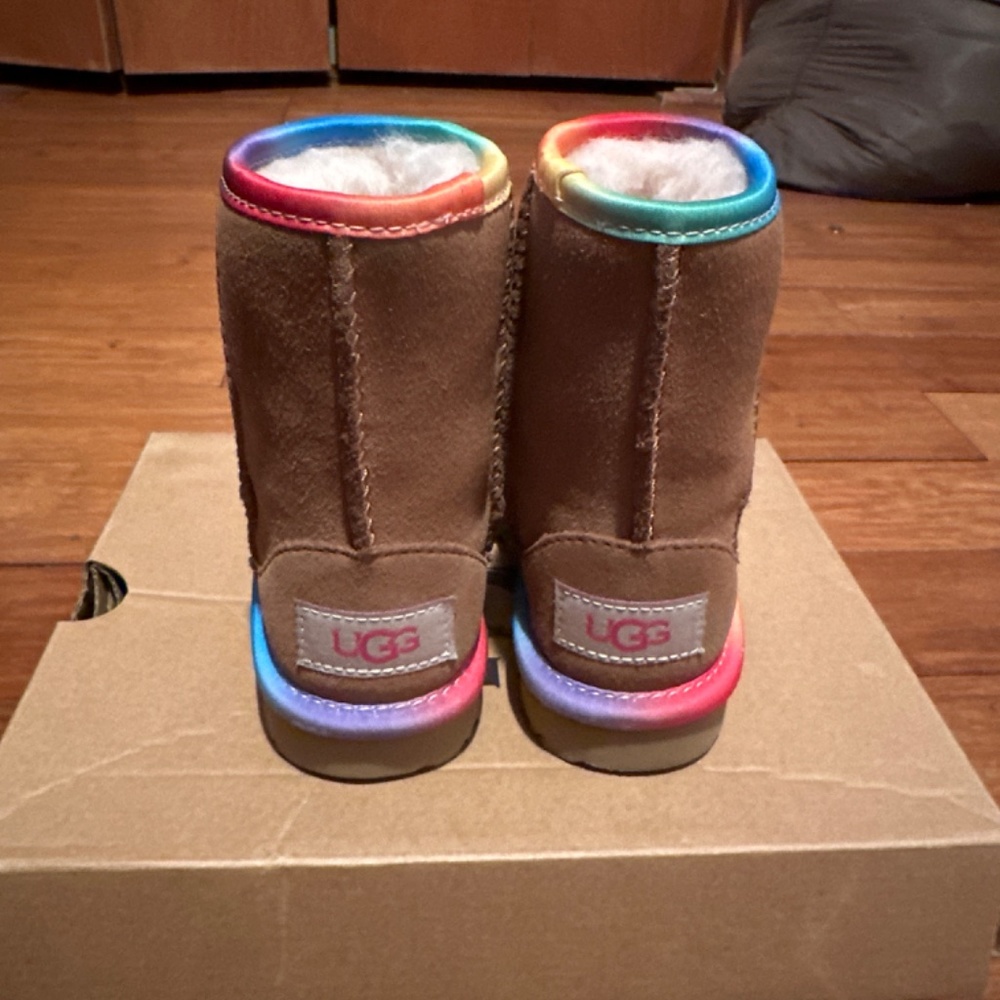 Ugg - Picture 3 of 4